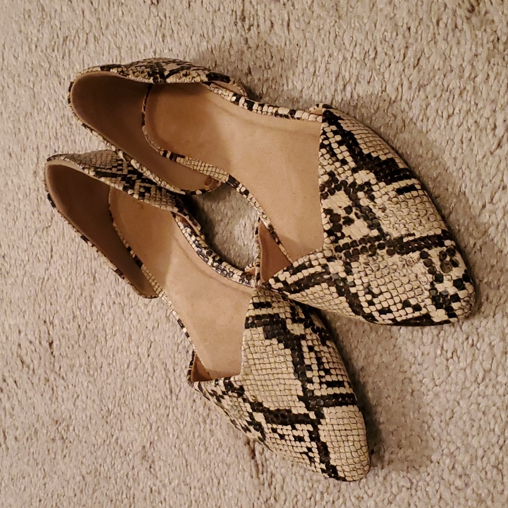 Snake skin pointed flats